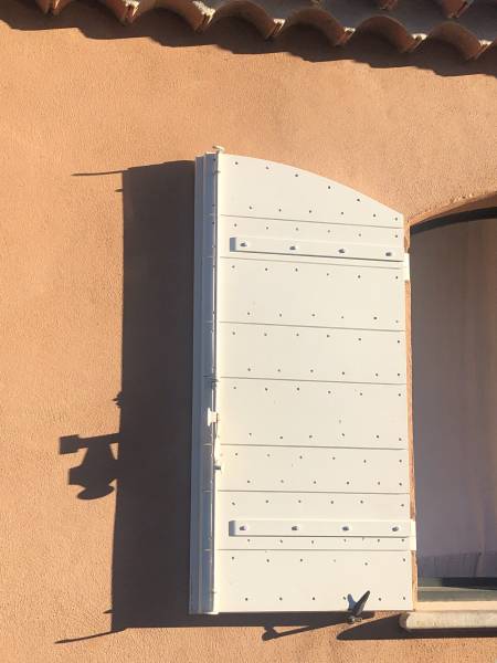 Un exemple de contre-penture posée sur un de nos volets bois