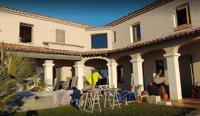 Pourquoi fermer ses volets bois la nuit dans le Sud de la France ?