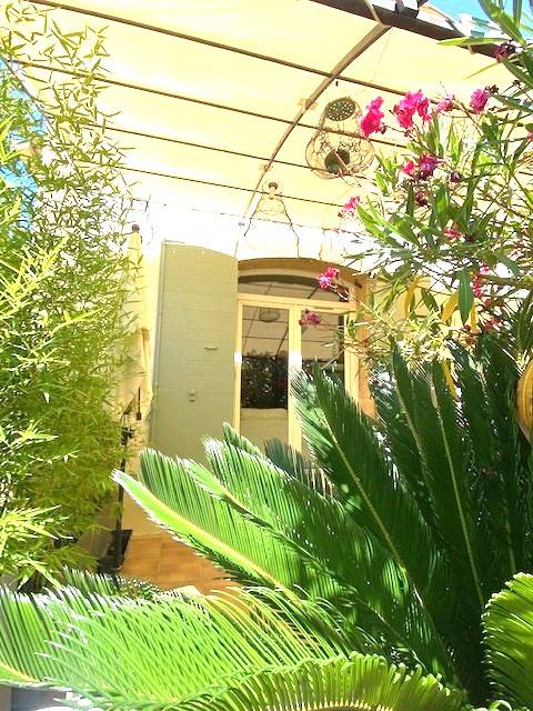 Pose de volets provençaux en Okoumé sur-mesure à Salon de Provence