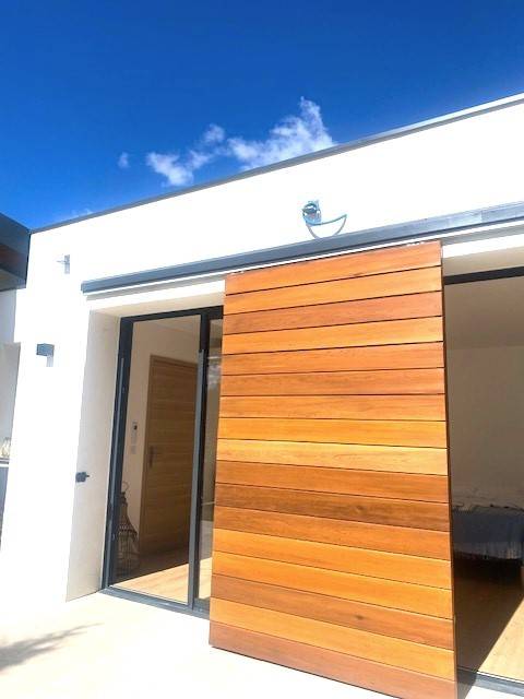 Réalisation de volets coulissants sur rail à Marseille