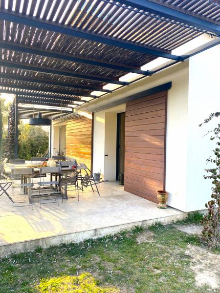 Volets coulissants en bois exotique à Marseille