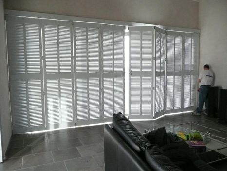 Fabrication de volets persiennes en bois intérieurs sur rails posés à Montpellier