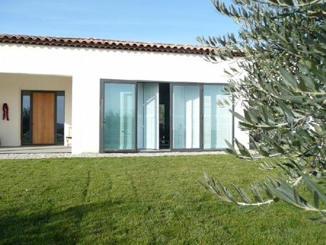 Fabrication de volets persiennes en bois intérieurs sur rails posés à Montpellier