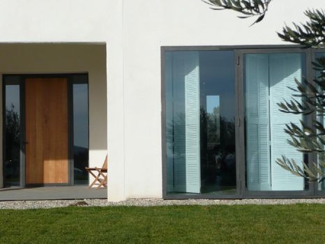 Fabrication de volets persiennes en bois intérieurs sur rails posés à Montpellier