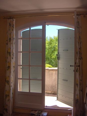 Pose de volets provençaux sur  Aubagne