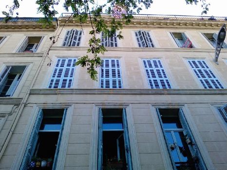 Fabrication de volets persiennes en bois sur le Cours Julien à Marseille