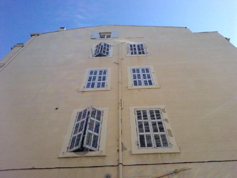 Fabrication de volets et persiennes en bois sur Marseille à monter soi-même
