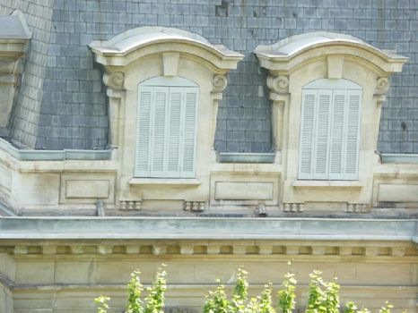 Conception de volet persiennes bois posés à St Tropez