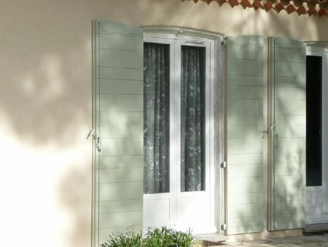 Pose de volets provençaux sur  Aubagne