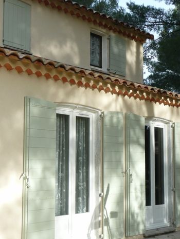Pose de volets provençaux sur  Aubagne