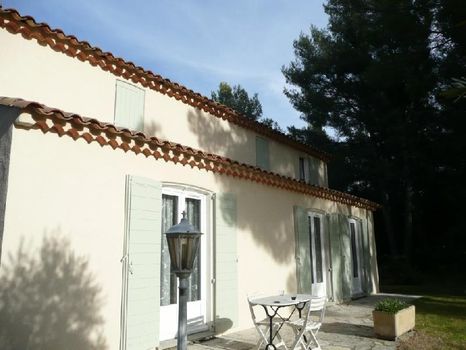 Pose de volets provençaux sur  Aubagne