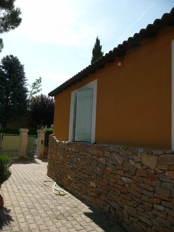 Pose de volet provençaux à Alliens