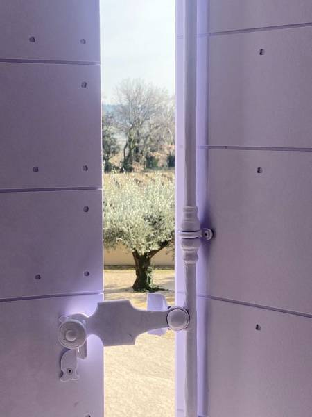 Remplacement de volets bois anciens par des volets provençaux en bois exotique à La Ciotat