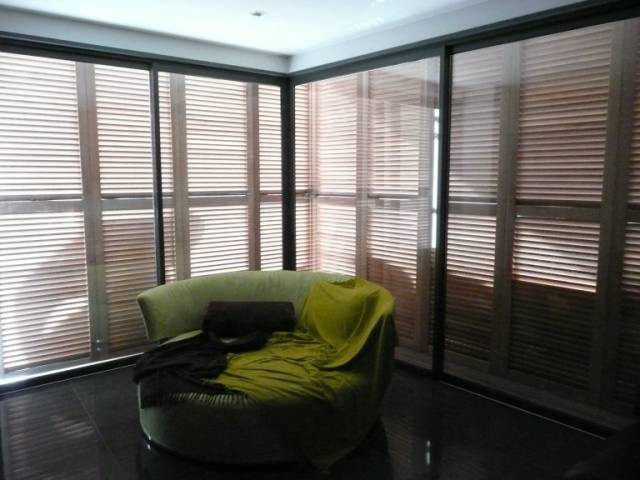 Fabrication de volets coulissants en bois de Mélèze posé à Aix en Provence