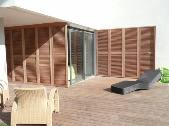 Fabrication de volets coulissants en bois de Mélèze posé à Aix en Provence