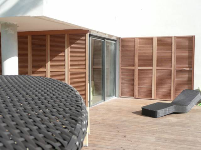 Fabrication de volets coulissants en bois de Mélèze posé à Aix en Provence