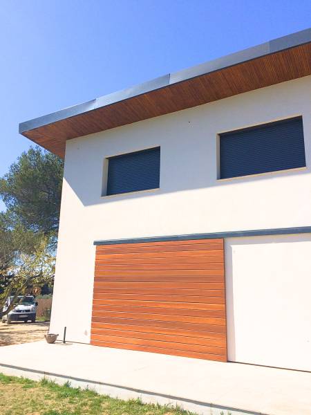 Volets coulissants en bois sipo avec lames horizontales à venelles