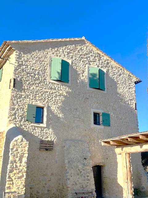 Pose de volets neufs en Okoumé en scellement chimique pour une ancienne grange à Cabriès ( 13 )
