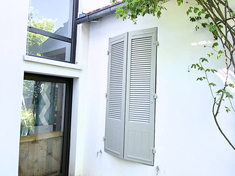 Volets persiennes à lames à l’américaine installés sur une villa située à Marseille dans le secteur de Beaumont. 