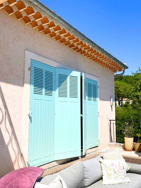 Volets persiennes à lames à la française installés sur une villa située à Ceyreste. 