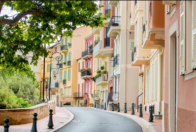 Centre ville de Monaco shutterstock.com 1484754473