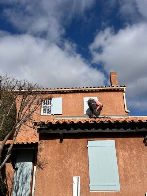 Pose en cours des volets provençaux de notre client situé à Venelles dans le 13