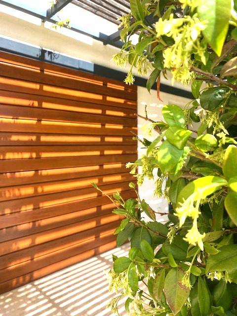 Acquisition de volets coulissants en essence sipo à lames horizontales pour une villa située à Cuges les Pins