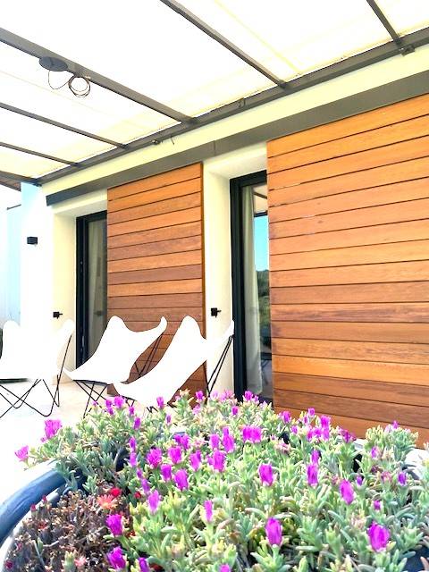 Volets coulissants à lames pleines en Red Cedar pour une villa a Aix en Provence