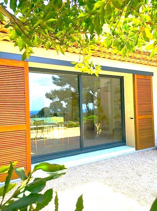 Création de volets persiennes coulissants en bois pour des clients sur Cassis à coté de la Ciotat